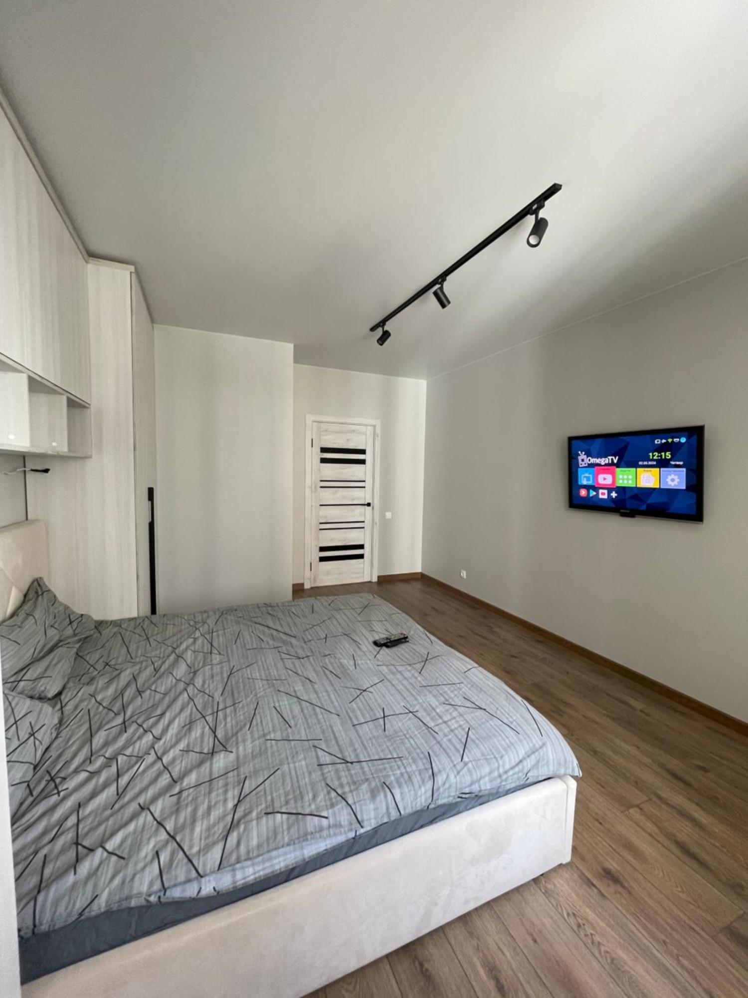 в парку біля озера, 10 хв до центра, 1км Apartment
